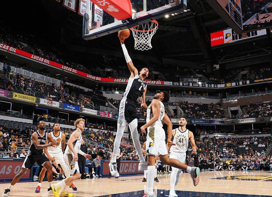 开云sport-马刺翻盘新疆队，米切尔高光表现